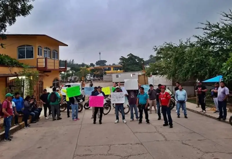 Un grupo de extrabajadores de ABCD Arquitectura reunidos tras el conflicto por despidos, esperando recibir el pago de sus adeudos y liquidaciones.