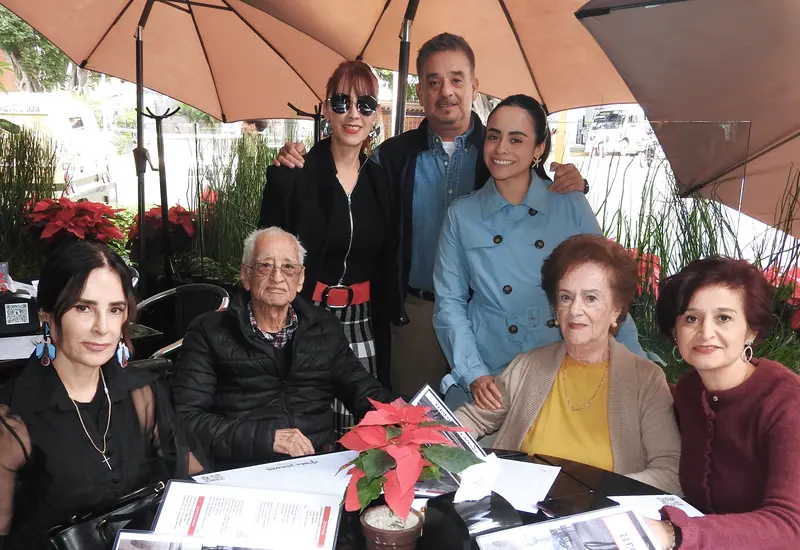 Don Julio Calvo y su esposa doña Gaby Felguérez posan sonrientes junto a sus hijos Sandra, Laura, Claudia, José Carlos y su nieta Mariana.