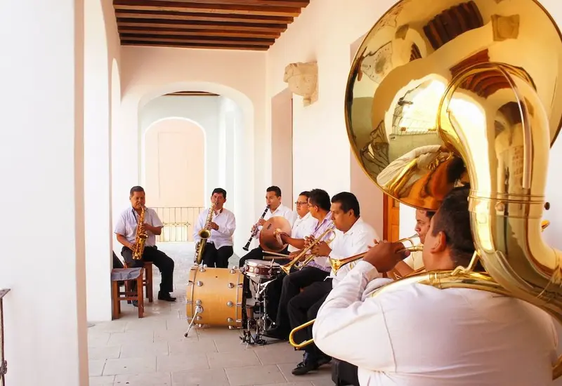 Un grupo de talentosas compositoras y compositores de Oaxaca compiten en el escenario durante la fase regional del concurso Canto de mi Tierra.