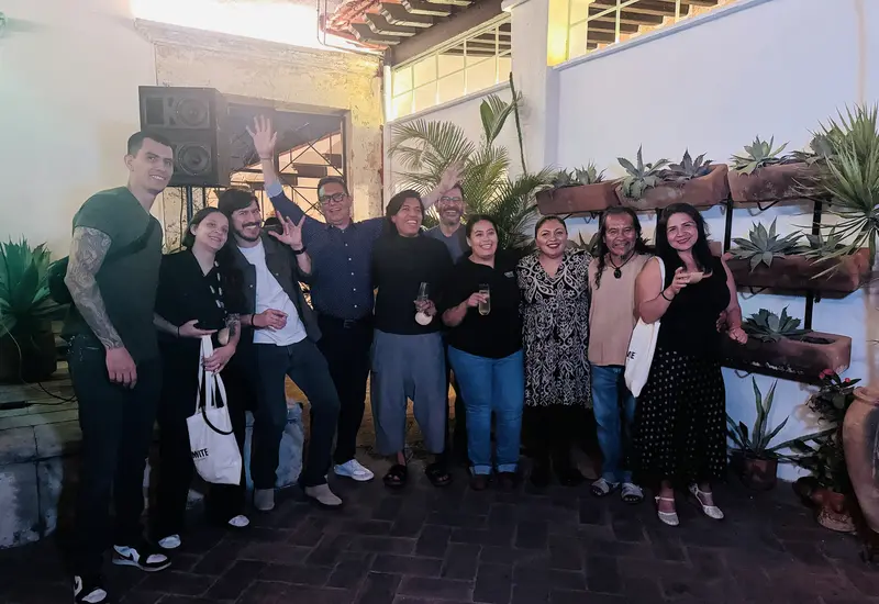 El equipo de Casa Convite celebra su sexto aniversario durante un evento para promover la cultura del mezcal en Oaxaca.