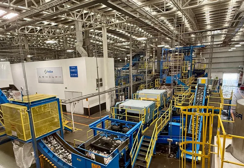 Fide instala nuevos paneles fotovoltaicos sobre el techo de una planta de reciclaje, una estrategia para reducir el impacto ambiental con energía limpia.