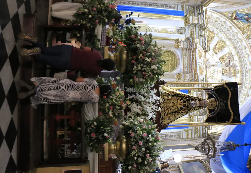 La venerada imagen de la Virgen de la Soledad en su basílica de Oaxaca, convocando a miles de fieles católicos en una gran muestra de fe.