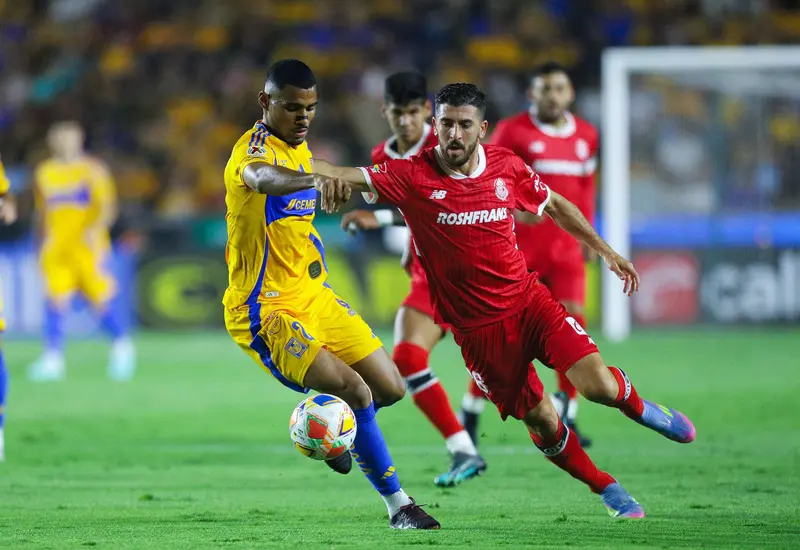 Dos jugadores rivales se enfrentan en la cancha antes de la final, donde uno de ellos se coronará campeón y alcanzará en títulos a Chivas o Cruz Azul.
