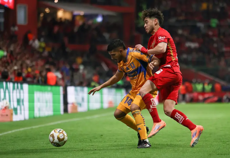 Imagen del partido de la histórica final del fútbol mexicano entre los equipos de Tigres y Toluca, catalogada como la más larga de la historia.