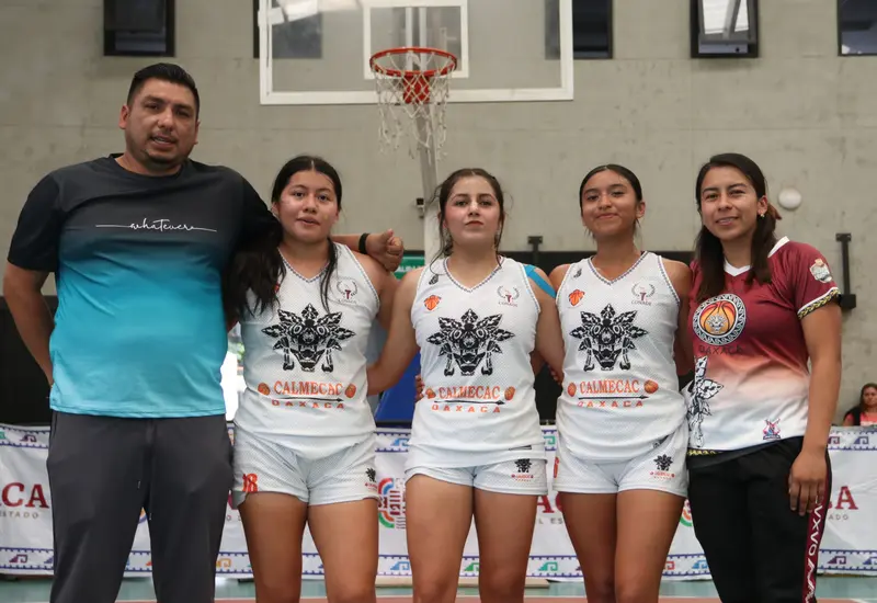El equipo Calmecac celebra su victoria como campeón en las finales de Valles del torneo de básquetbol 3x3, asegurando su pase al Estatal 2026.