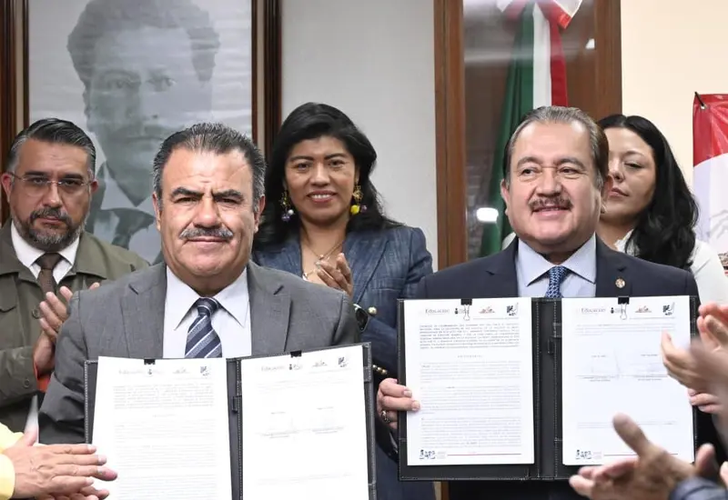 Representantes del INEA y la CROM durante la firma de un convenio de colaboración para ofrecer servicios educativos a los trabajadores.