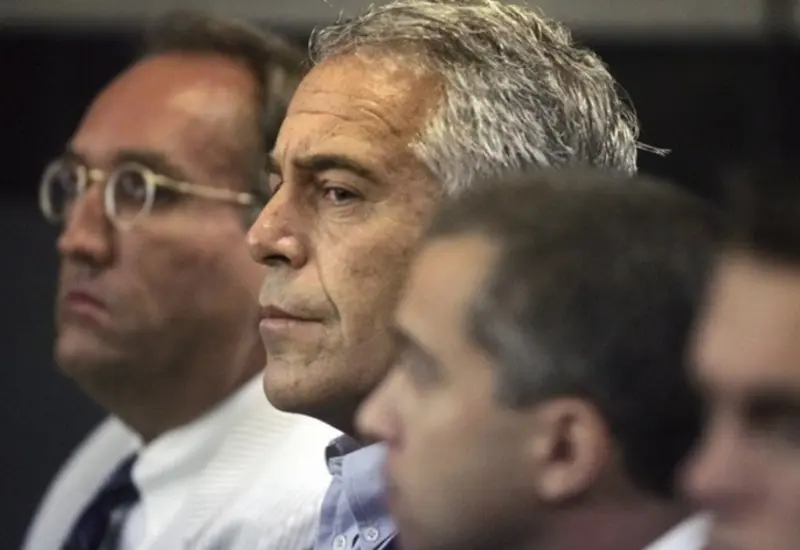Una fotografía de archivo de Jeffrey Epstein, condenado en 2008 por delitos sexuales, en el contexto de nuevas revelaciones sobre su isla privada.