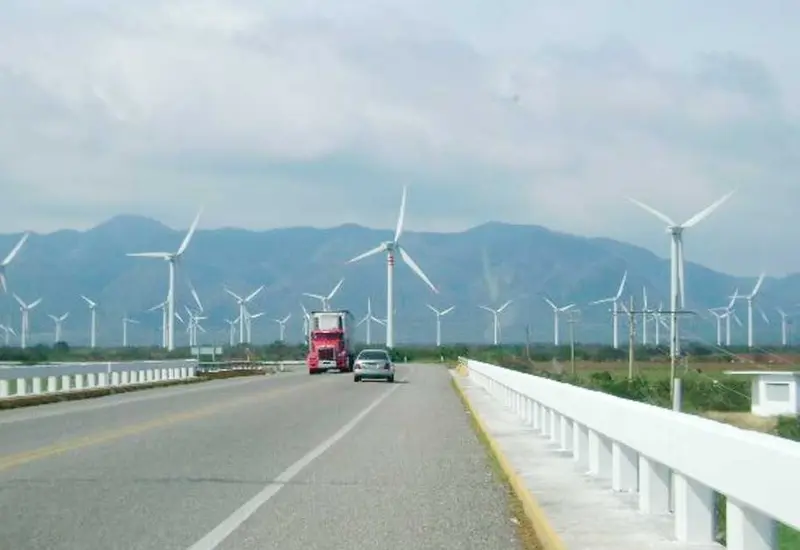 El paso para unidades de transporte vacías está restringido en el tramo carretero La Venta–La Ventosa por los fuertes vientos del frente frío 19.