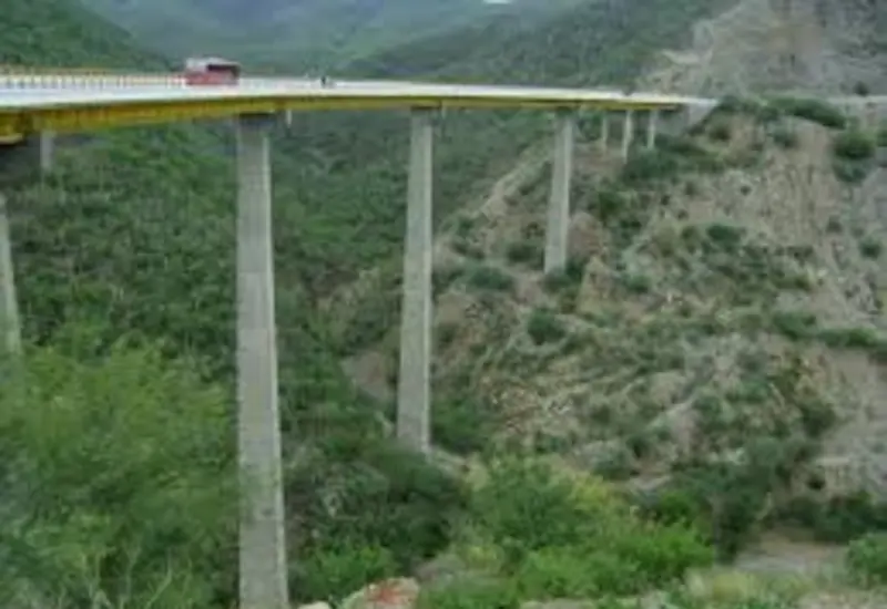 Funcionarios presentan y detallan el plan de funcionamiento de las obras viales del Puente Viguera y el Corredor Binizá en Oaxaca.