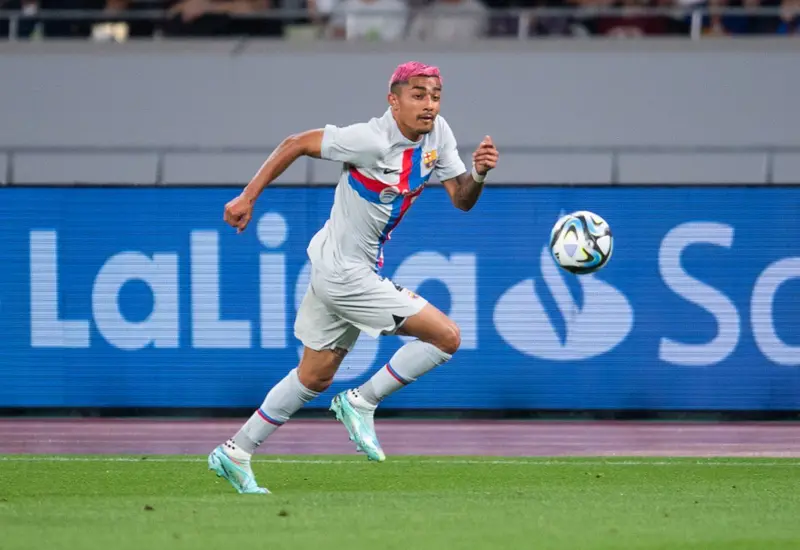 El futbolista Araujo en el campo de juego, concentrado en su objetivo de conseguir un lugar para la Copa del Mundo 2026.