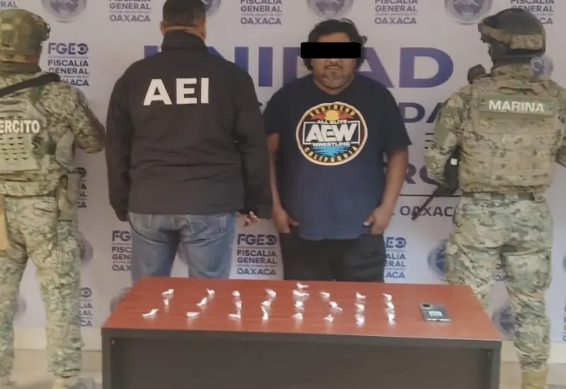 Gerardo, alias 'El Charal', es presentado por las autoridades tras ser detenido en Juchitán de Zaragoza con varias dosis de la droga cristal.