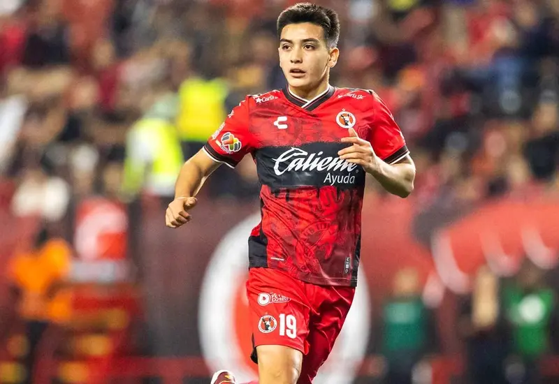 El futbolista Gilberto Mora, quien se ha convertido en el jugador más valioso de la Liga MX, en un retrato fotográfico de perfil.