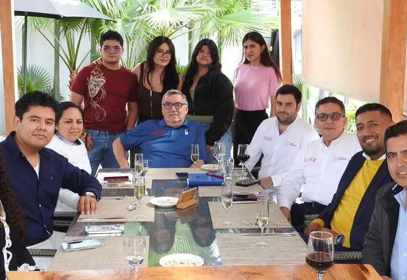 El grupo de amigos Salomón, Olga, Victoria, Grecia y más, posan sonrientes para la foto de portada mientras disfrutan de los mejores lugares de Oaxaca.