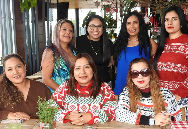 Vero, Samantha, Yessenia, Karen, Caro, Kary y Evelyn posan juntas para una foto durante su festejo de Navidad.