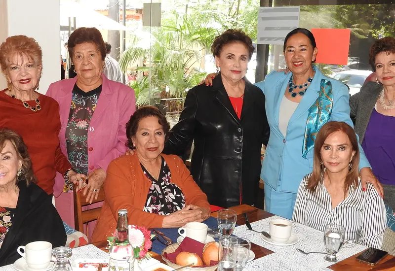 Un grupo de amigas, entre ellas Leonor Ballesteros y Silvia Rojas, posan sonrientes durante su reunión para despedir el año 2025.
