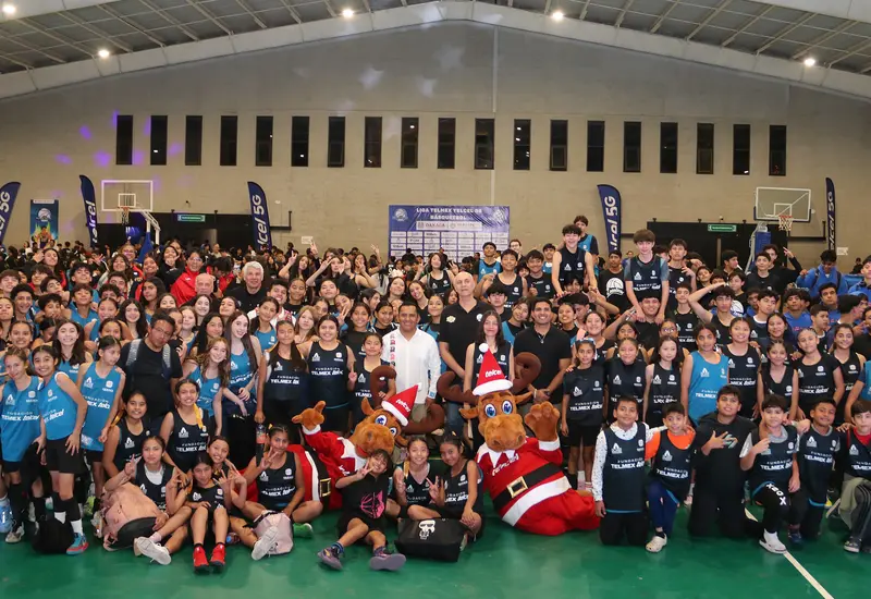 Fotografía grupal de los participantes y organizadores durante la histórica ceremonia de inauguración del torneo Liga Telmex Nacional INAU.