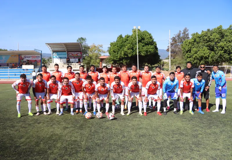 El equipo de Holanda Hecsan celebra su pase a la gran final del torneo después de un partido reñido y emocionante.