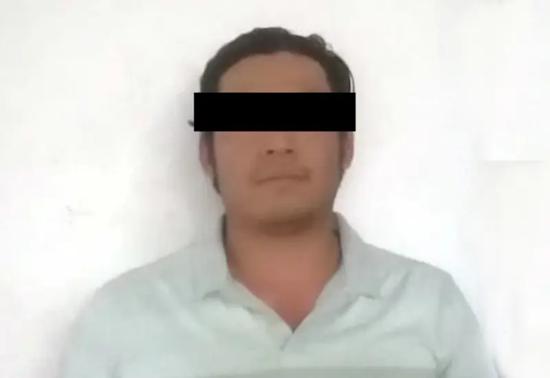 El hombre presuntamente responsable de atropellar a un guardia de seguridad es presentado por las autoridades tras su detención.