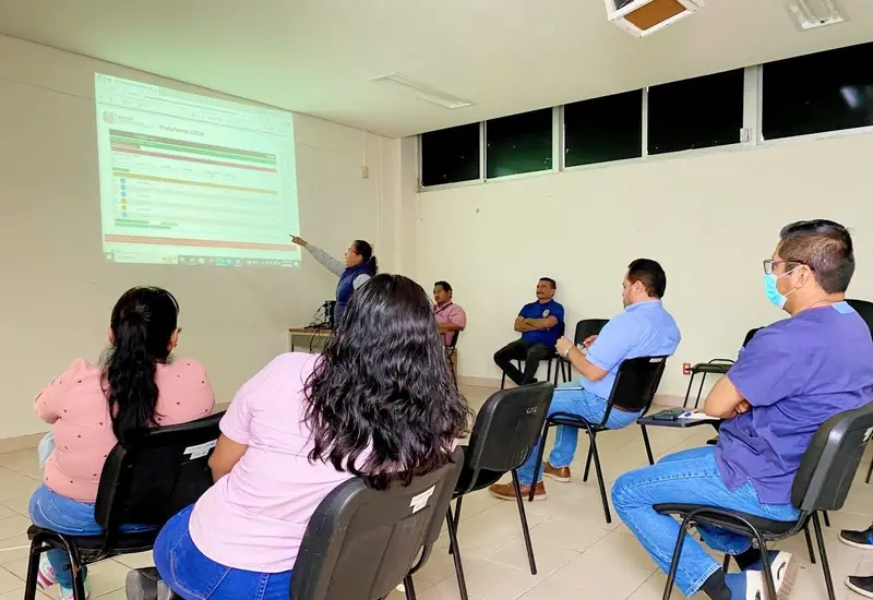 Funcionarios y especialistas en una reunión de trabajo para fortalecer la participación en la implementación del certificado electrónico de defunción.