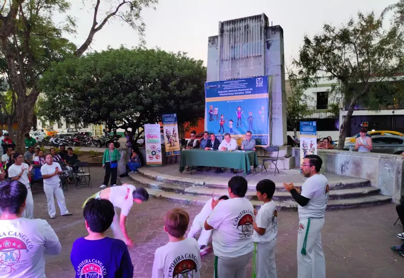 Asistentes participan en actividades deportivas y de salud en el Jardín Conzatti durante la Segunda Semana Nacional de Prestaciones Sociales del IMSS.