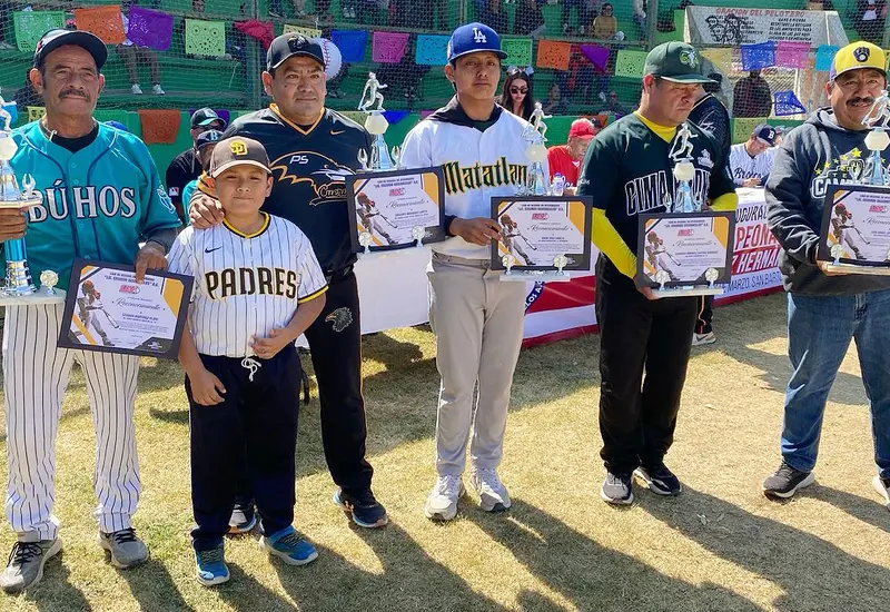 Los mánagers campeones posan para la foto durante la ceremonia de inauguración de la Liga de Béisbol Infantil y Juvenil Eduardo Vasconcelos.