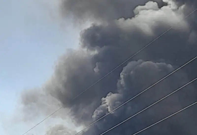Una bodega de plástico es consumida por un voraz incendio en Tehuantepec, un siniestro que exhibe las carencias de los cuerpos de emergencia.