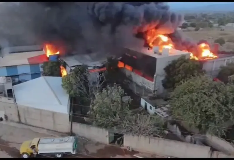Una bodega de plástico en Tehuantepec es consumida por un fuerte incendio que duró más de 18 horas sin poder ser sofocado.