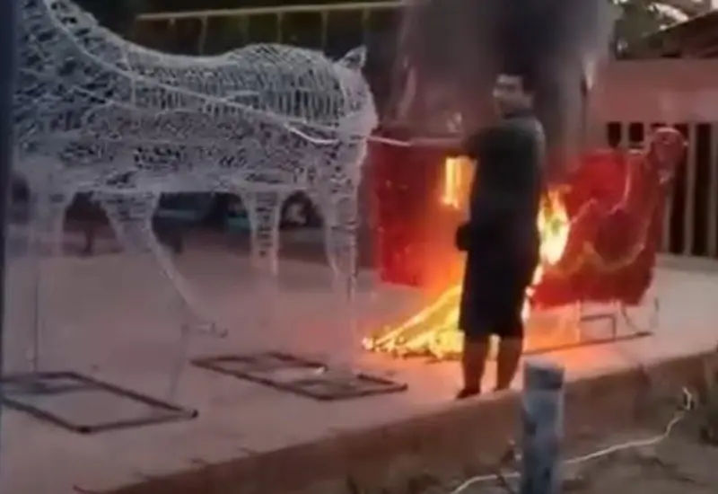 Un trineo navideño decorativo en llamas tras incendiarse en la vía pública del municipio de Santa María Petapa, Oaxaca, sin que se reportaran heridos.
