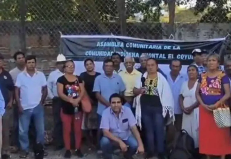 Indígenas chontales defensores de sus tierras tras ser absueltos por un juzgado, cuya resolución podría ser impugnada por empresarios mediante amparo.