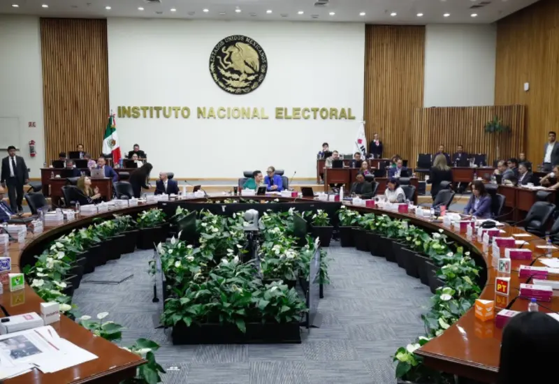 Logotipo del Instituto Nacional Electoral (INE) sobre una ilustración relacionada con el proceso electoral 2026-2027, que incluye comicios federales y locales.