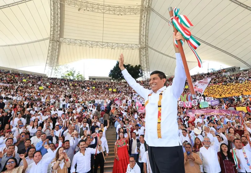 Imagen del Tercer Informe del Gobierno de Oaxaca, donde se presentaron los avances en la reducción de la pobreza y el fortalecimiento de la paz social.