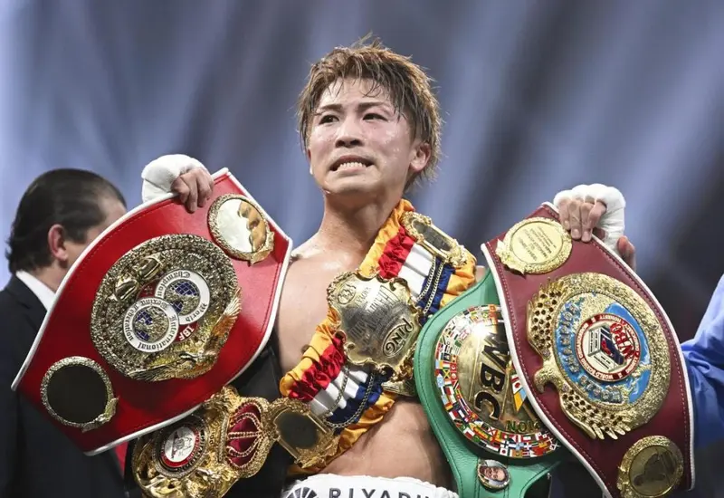 El boxeador Naoya Inoue en acción durante su pelea contra Picasso, donde defendió y retuvo su título indiscutido de peso supergallo.