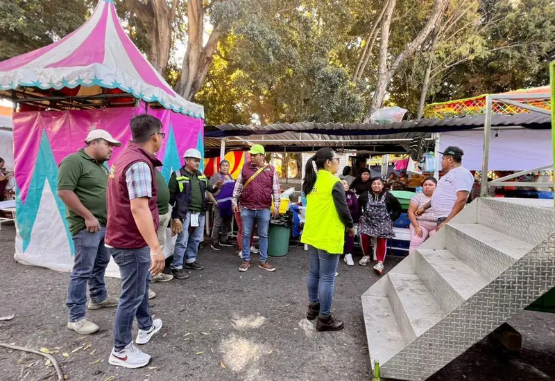 Autoridades de seguridad realizan una inspección en los puestos y juegos mecánicos para reforzar la protección durante las celebraciones de la Soledad.
