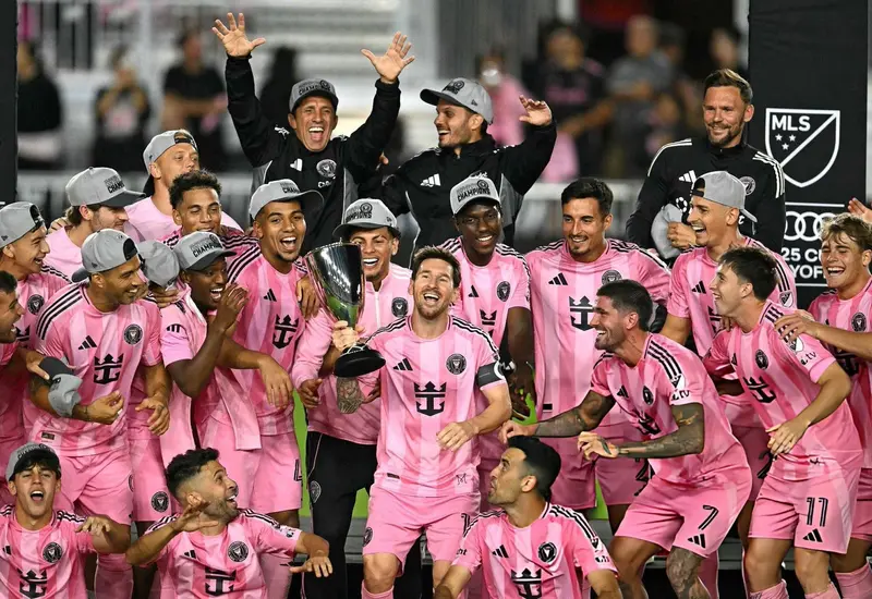Lionel Messi celebra con sus compañeros del Inter Miami el momento en que se coronaron campeones de la MLS.