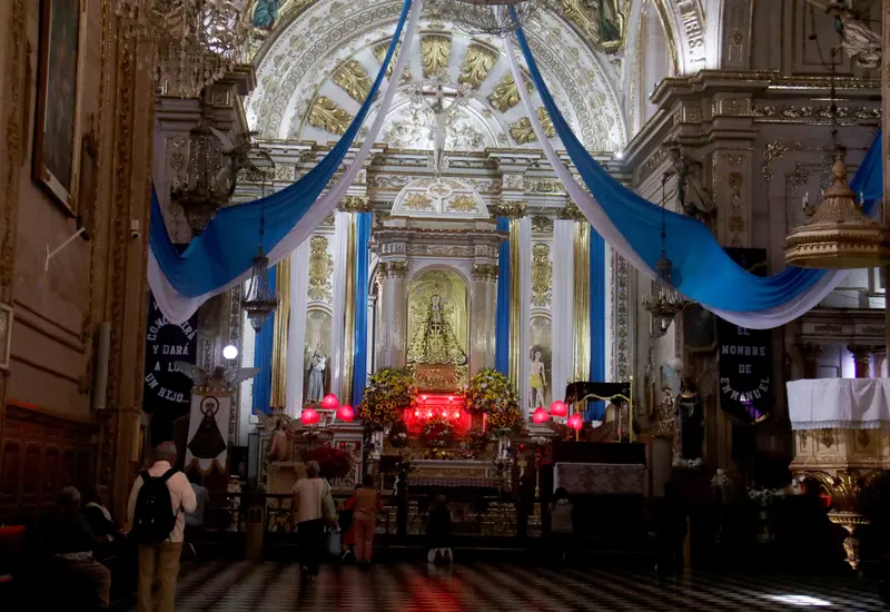 El interior de la Basílica de la Soledad se muestra bellamente adornado para celebrar las festividades de la Virgen, patrona de Oaxaca.
