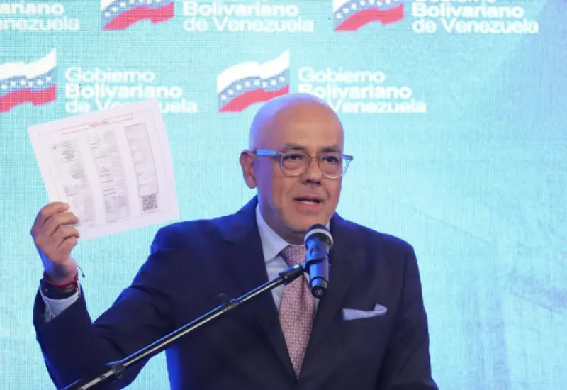 Una de las embarcaciones atacadas que supuestamente transportaba droga, en el centro de la investigación de la Asamblea Nacional de Venezuela.