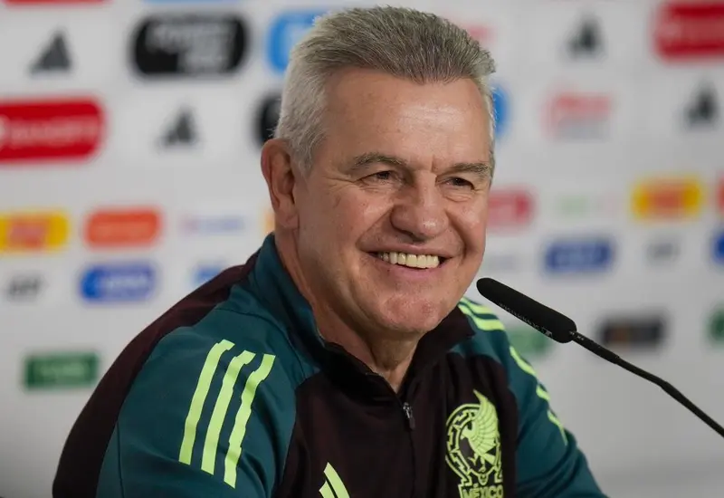 El director técnico mexicano Javier Aguirre, posando en un retrato, catalogado como uno de los mejores entrenadores del mundo en 2025.