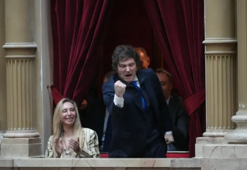 El presidente electo Javier Milei observa la ceremonia de jura de los nuevos diputados desde un palco en el recinto legislativo.