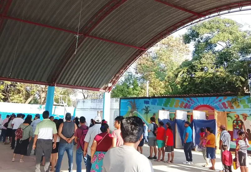 Una de las tres urnas electorales instaladas en la comunidad de Morro Mazatán durante la jornada para elegir a las autoridades auxiliares.