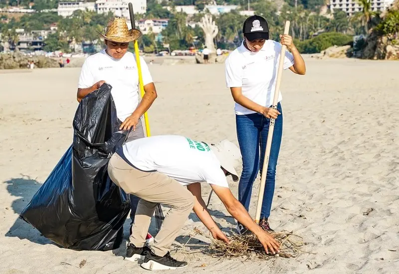 Voluntarios participan en la jornada masiva de limpieza para retirar seis toneladas de basura de las playas en la Costa de Oaxaca.
