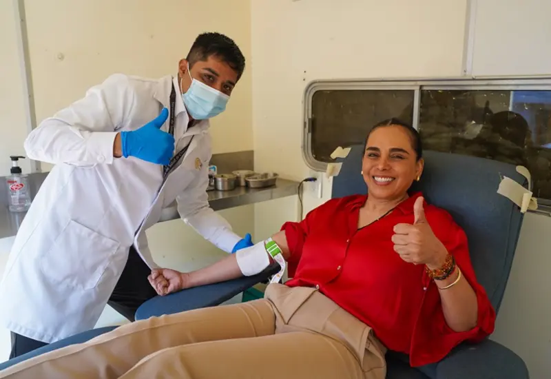 Una persona voluntaria extiende su brazo para donar sangre durante la jornada nacional de donación que inició en Oaxaca para salvar vidas.