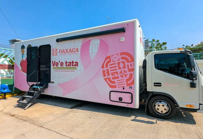 Personal de salud realiza estudios de mastografía gratuitos a mujeres durante la jornada contra el cáncer de mama en el municipio de Matías Romero.