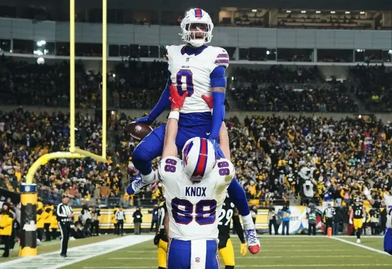 Josh Allen, quarterback de los Buffalo Bills, en acción durante el partido contra los Steelers donde estableció un nuevo récord de anotaciones terrestres.