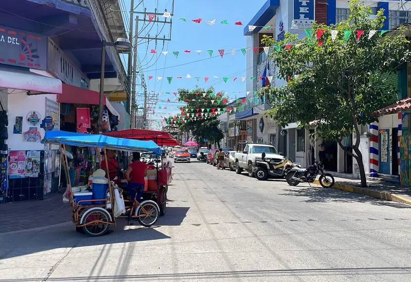Puestos de juegos de azar operando en una calle de Ixtepec, actividad que el Gobierno Municipal advirtió que será sancionada por la ley.