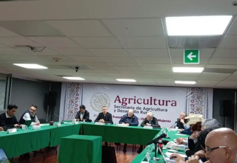 Julio Berdegué y César Yáñez encabezan una mesa de diálogo con productores y transportistas para atender sus principales demandas.