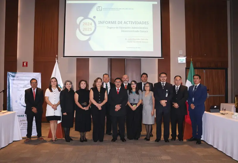 Julio Mercado Castruita, titular del IMSS en Oaxaca, presenta su informe de labores 2024-2025 durante un evento oficial de la institución.