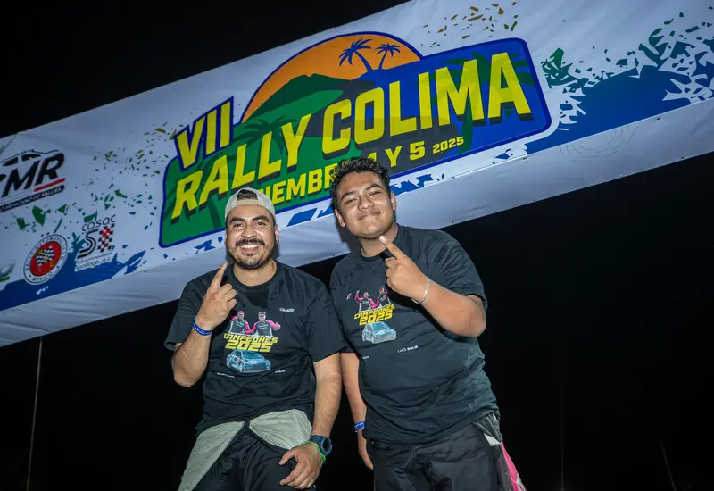 Los pilotos Lalo Solís y Char García posan juntos como los nuevos campeones nacionales de rallies, un logro destacado del automovilismo oaxaqueño.