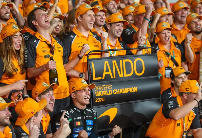 El piloto Lando Norris de la escudería McLaren, quien se coronó como el campeón mundial de la Fórmula 1 en la temporada 2025.