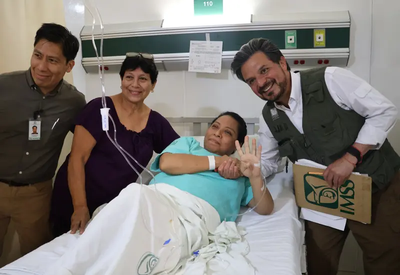 Personal médico del IMSS brinda atención a una de las personas lesionadas tras el accidente ferroviario, preparándola para su valoración médica.