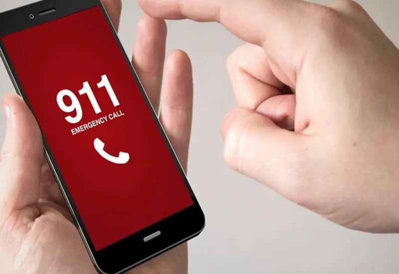 Una ilustración conceptual sobre el peligro de las llamadas falsas al 911, que generan alertas que pueden derivar en tragedias reales.